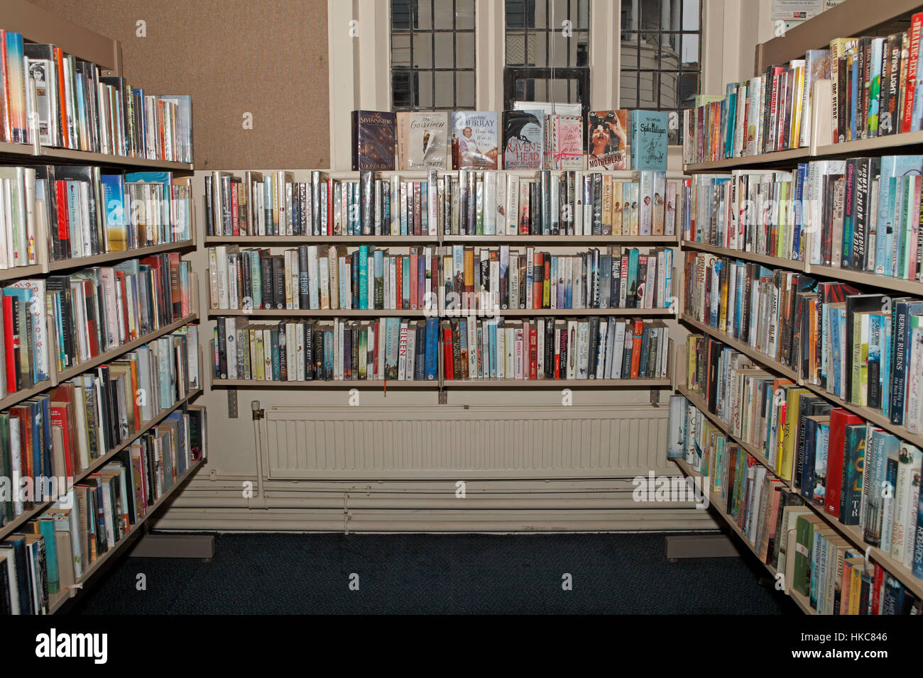 Livres sur les étagères de la bibliothèque de droit générique Banque D'Images