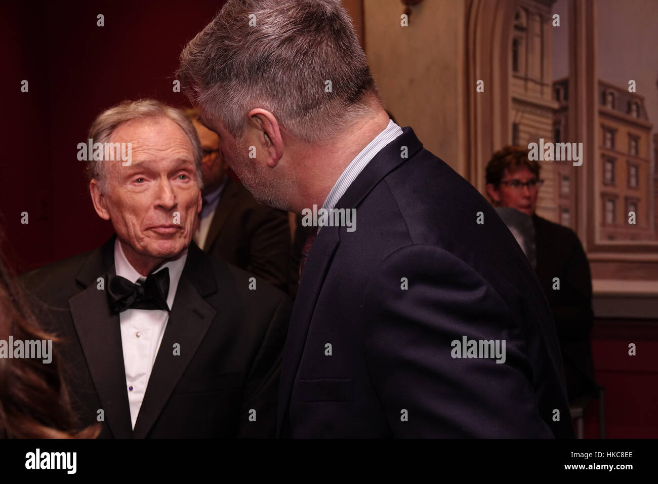 NEW YORK, NY - Dick Cavett et Alec Baldwin au Dick Cavett Célébration de l'anniversaire à un club privé le lundi 23 janvier, 2017 Banque D'Images