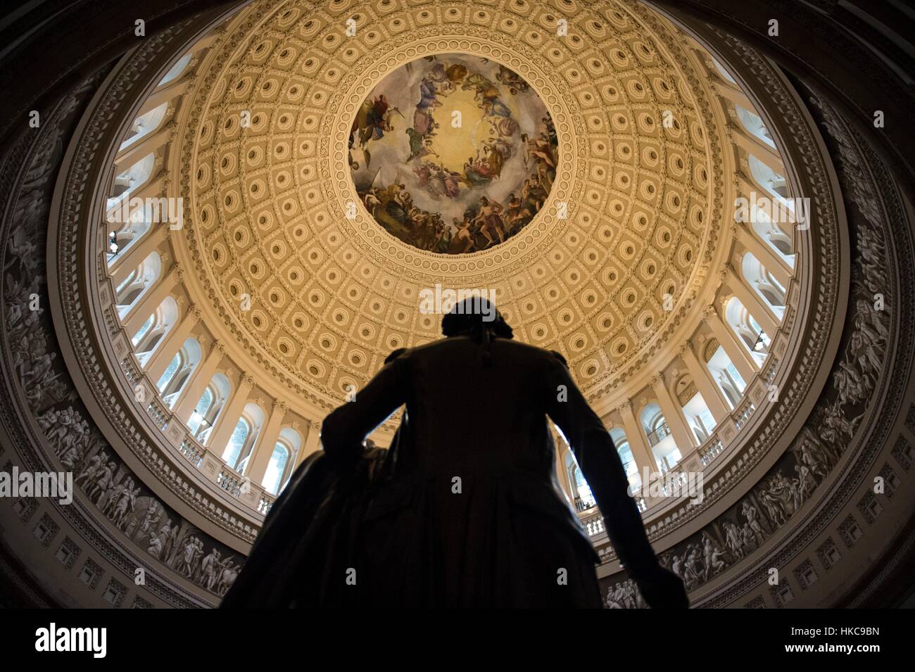 Une statue de George Washington qui se profile sous la rotonde du Capitole des États-Unis au cours de la 58e Cérémonie d'investiture de Donald Trump, 20 janvier 2017 à Washington, DC. Banque D'Images