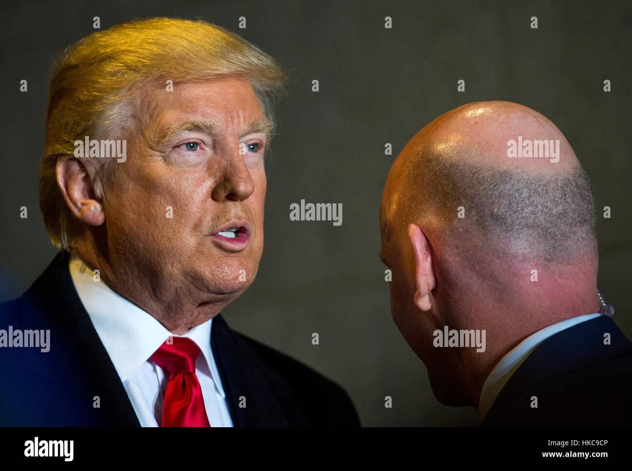 Le Président américain Donald Trump parle à un membre de son détachement de sécurité avant de prendre la direction de la plate-forme lors de la 58e Cérémonie d'investiture le 20 janvier 2017 à Washington, DC. Banque D'Images