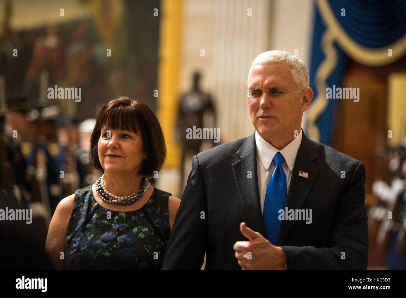 Le Vice-président américain Mike Pence et deuxième Dame Karen Pence marcher jusqu'à la séance inaugurale au cours du déjeuner d'investiture présidentielle le 58 janvier 20, 2017 à Washington, DC. Banque D'Images