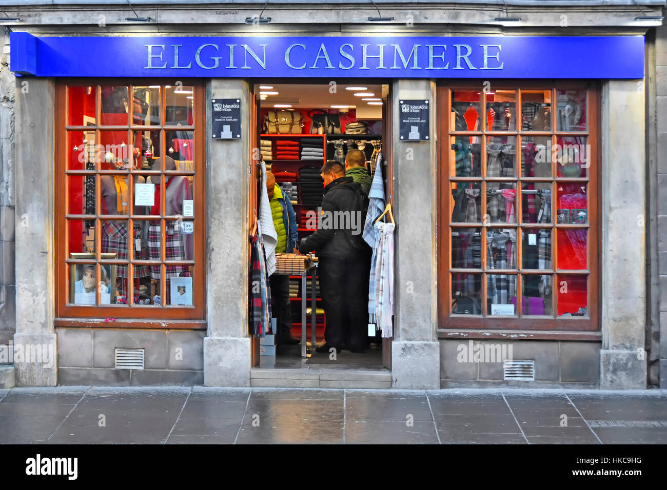 Vieille ville d'Edimbourg Ecosse uk shopping avec les consommateurs à l'intérieur de cachemire Elgin écossais enseigne extérieure et l'affichage de la fenêtre principale du shop Banque D'Images
