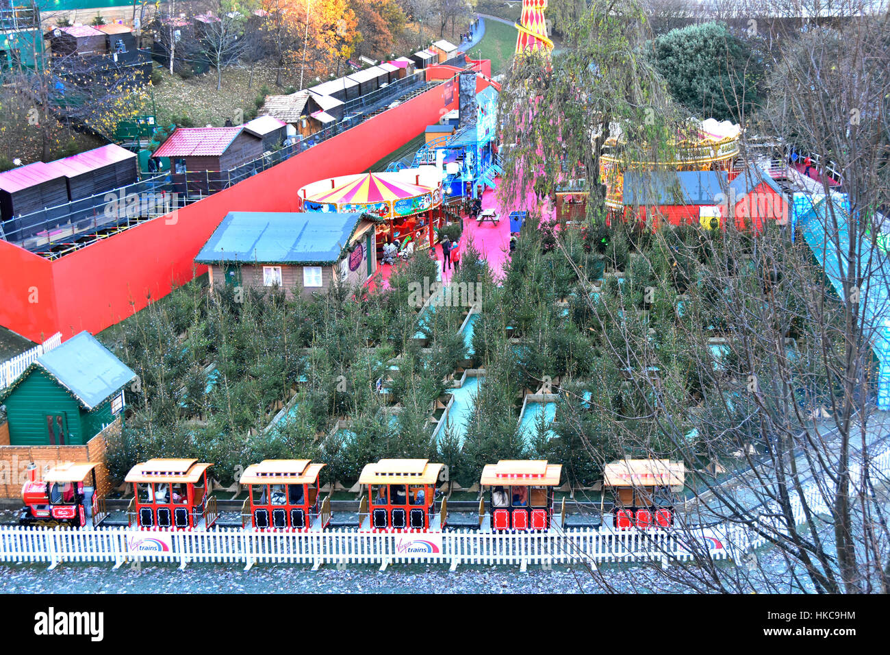 Regardant vers le bas sur l'hiver écossais fairground train et étals de marché dans le cadre de jardins de Princes Street, Édimbourg annuel Marché de Noël Européen Banque D'Images