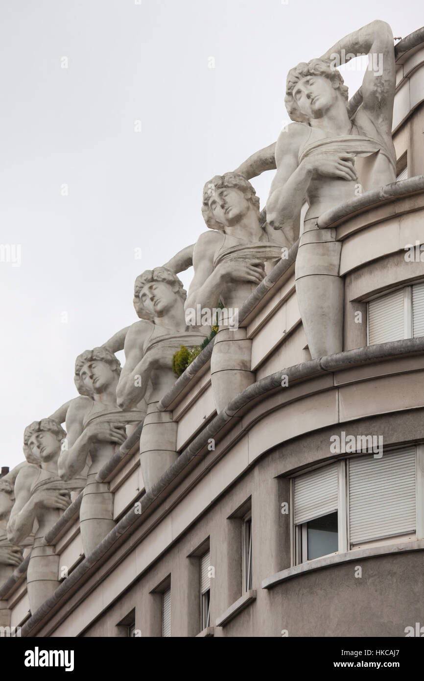 Poste de police postmoderne, conçu par l'architecte espagnol Manuel Núñez  Yanowsky et construit en 1991 à Paris, France. Grande statues des Esclaves  mourants par Michelangelo sont utilisés pour décorer le bâtiment du
