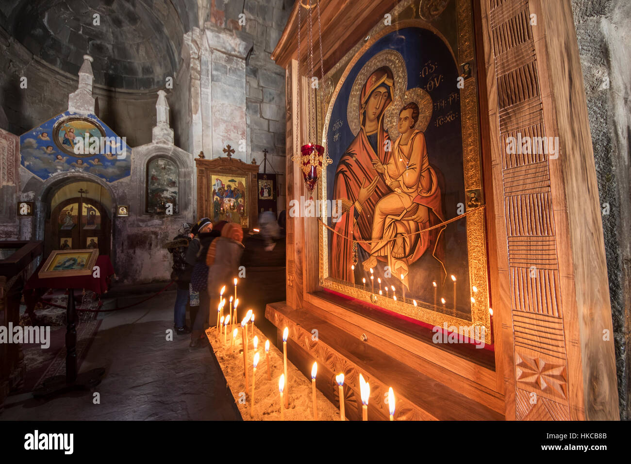 Bougies allumées par une Vierge à l'enfant icône dans l'intérieur de l'église de trinité Gergeti ; Kazbegi, Géorgie, Mtskheta-Mtianeti Banque D'Images