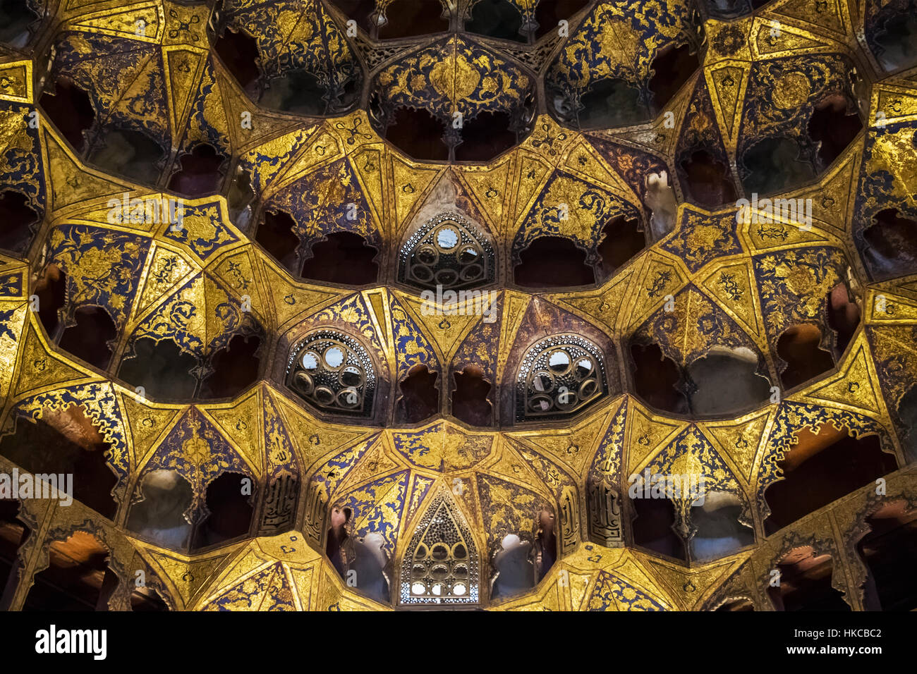 Murqanas (Ecole d'ornement dans le 17e siècle chini tasses maison dans le Cheikh al-Khanegah et culte ensemble ; Hilali, l'Iran Banque D'Images