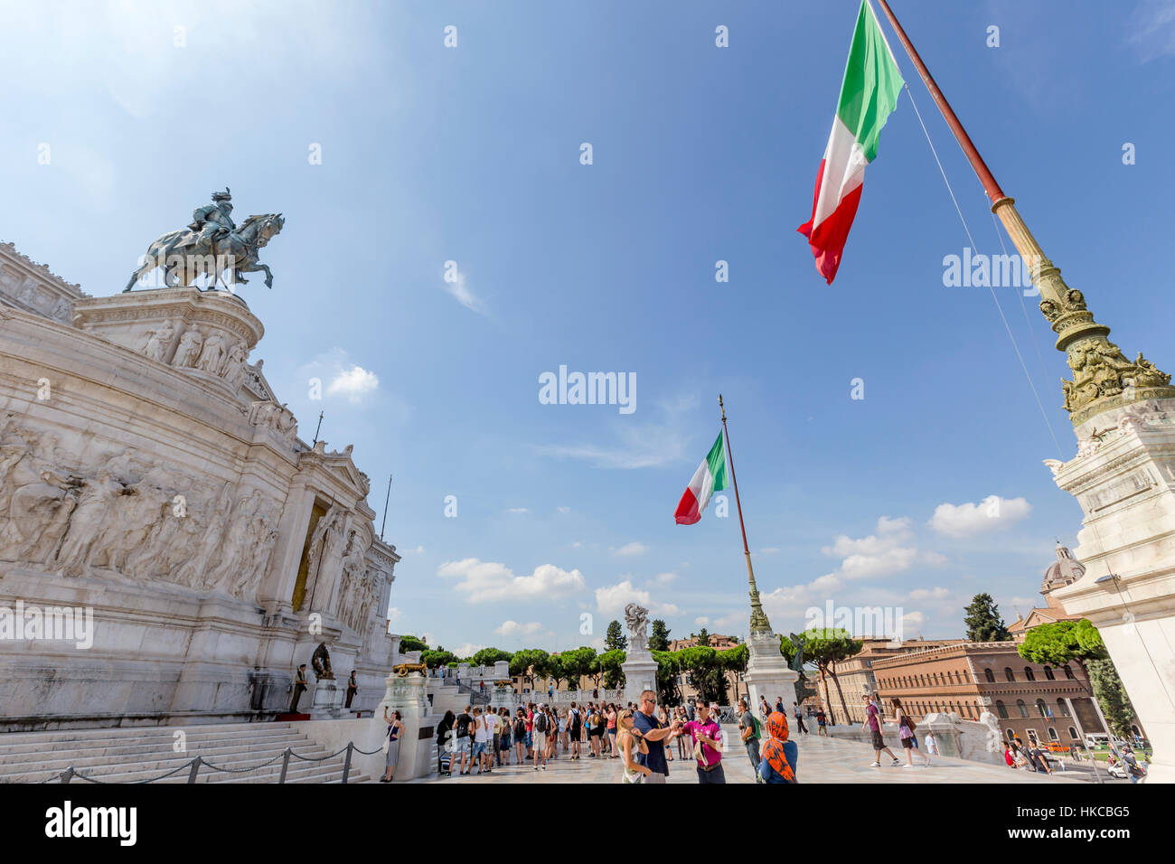 La Piazza Venezia et le Monument à Vittorio Emanuele Soldat inconnu est gardé par des militaires italiens en remébérance des soldats de la première Guerre mondiale et de l'ATT... Banque D'Images