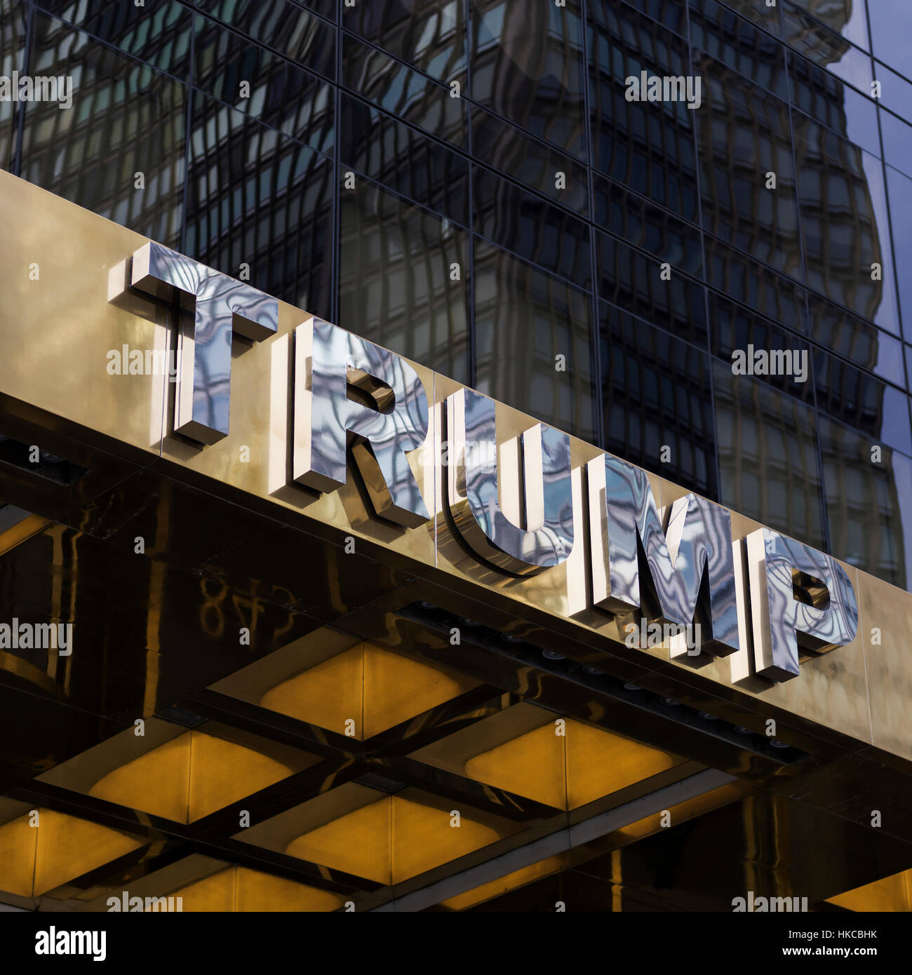 Signer au bas de Trump Tower, New York City, New York, États-Unis d'Amérique Banque D'Images