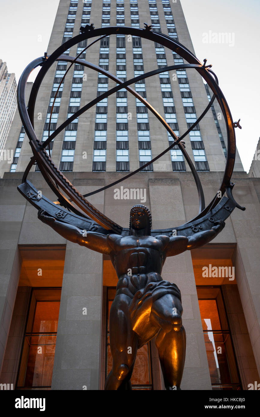 Statue d'Atlas le long de la Cinquième Avenue, du Rockefeller Center, New York City, New York, États-Unis d'Amérique Banque D'Images