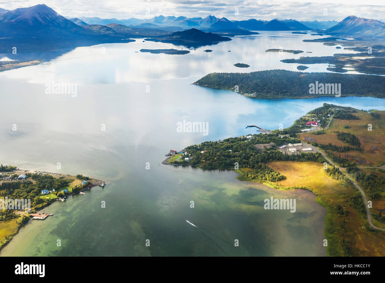 Vue aérienne du lac Aleknagik, des montagnes de la rivière Wood en arrière-plan, et du village d'Aleknagik, du parc national de Wood Tikchik, du sud-ouest... Banque D'Images