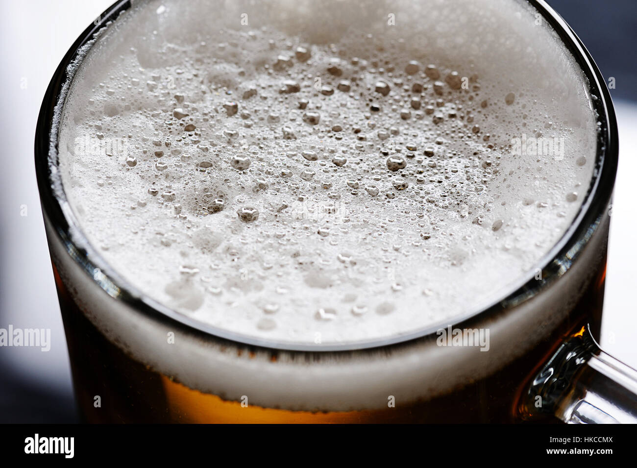 La partie supérieure du verre avec de la bière et imbroglios Banque D'Images