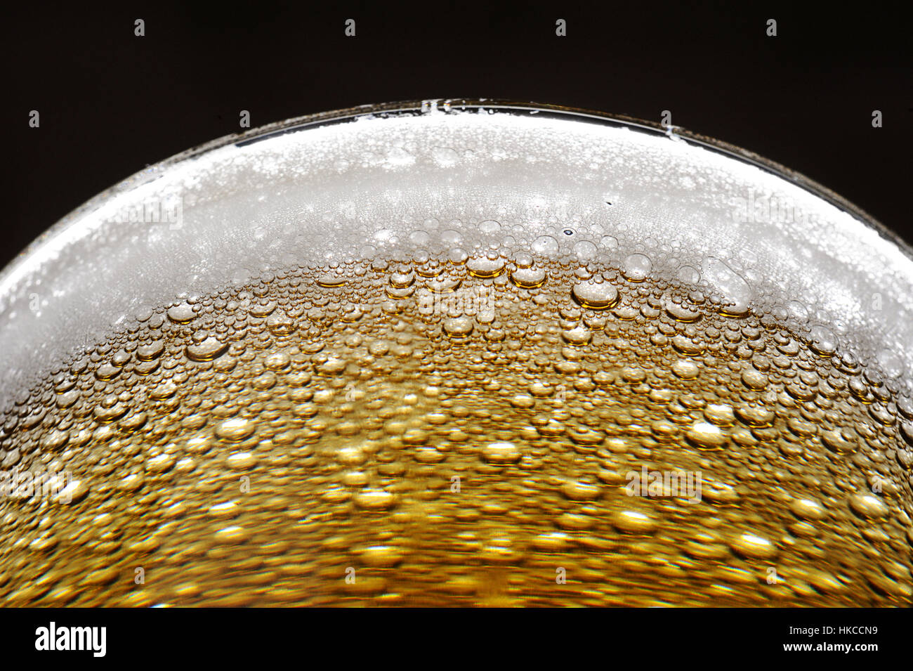 Close up de bulles de mousse sur la bière dans le verre Banque D'Images