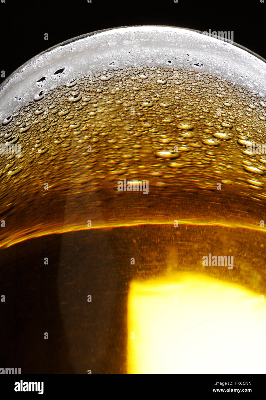 Close up de bulles de mousse sur la bière dans le verre Banque D'Images