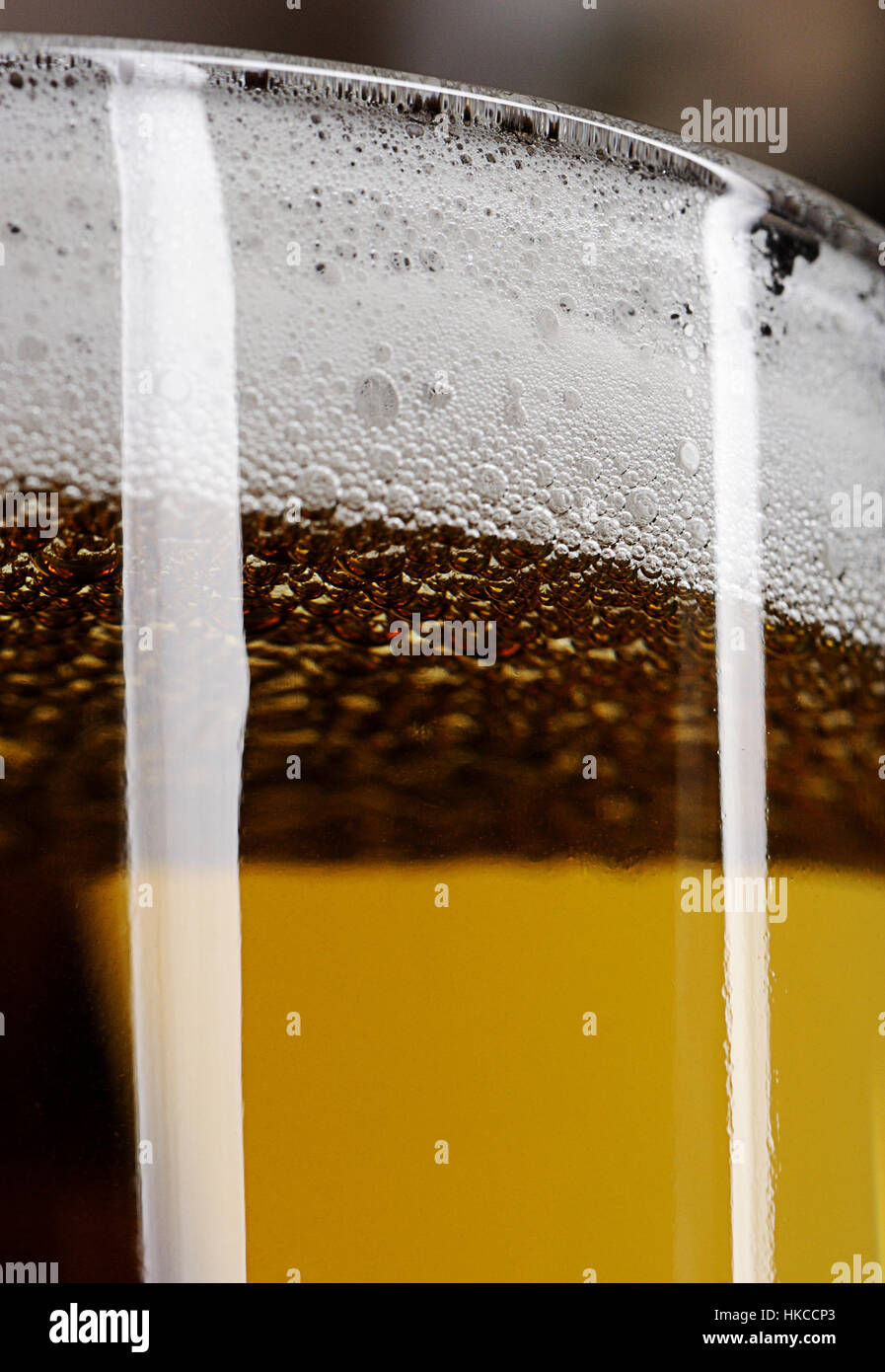 Verre de bière brune avec mousse Banque D'Images