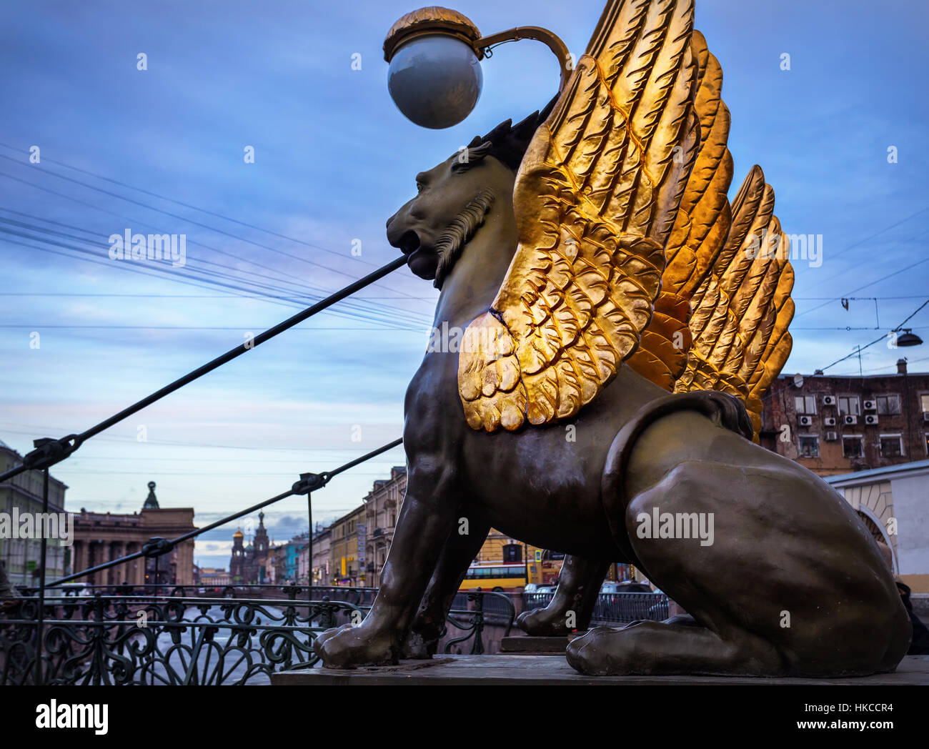 Griffins avec ailes d'or sur le pont de la banque à Saint Petersburg, Russie Banque D'Images