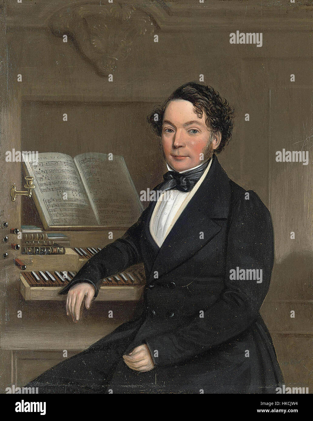 Cette peinture anglaise du XIXe siècle montre un gentleman assis à un orgue, reflétant probablement l'importance de la musique et de la culture à l'époque victorienne. La peinture à l’huile capture l’apparence formelle du sujet et l’instrument détaillé. Banque D'Images