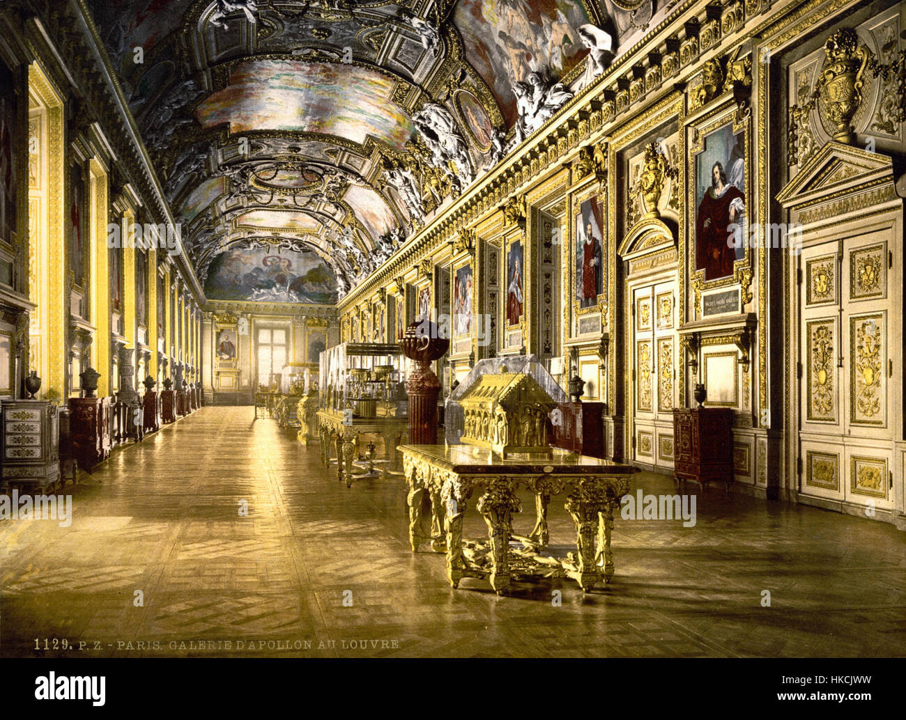 Cette image capture une scène du Louvre à Paris, en France, entre 1890 et 1900, montrant la galerie emblématique et l’atmosphère historique de l’un des musées les plus célèbres au monde. Banque D'Images