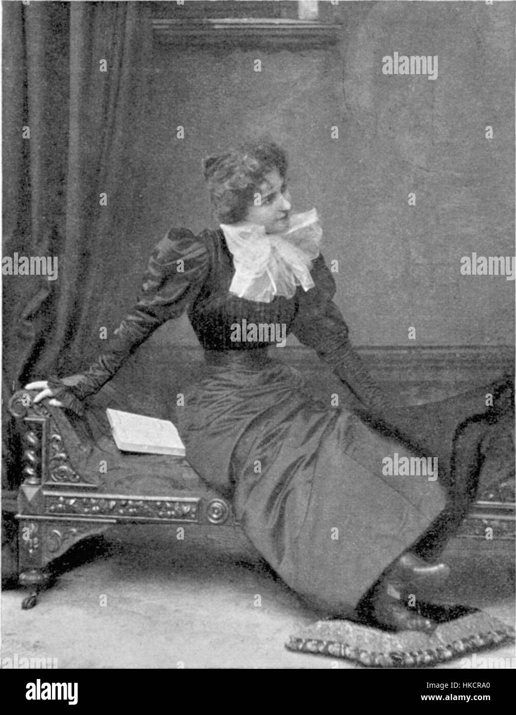 Un album de 1898 qui présente une collection d'images du début du XXe siècle, reflétant le paysage culturel, politique et artistique de cette époque. L'album est un instantané de l'histoire, offrant un aperçu du contexte esthétique et social de la période. Banque D'Images