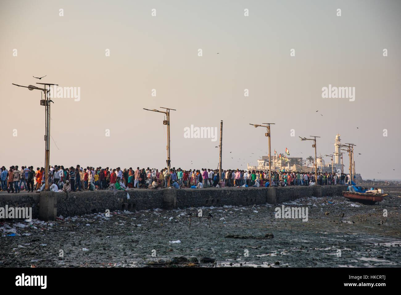 Les gens sur le chemin d'Haji Ali Dargah, une mosquée islamique et de la tombe de Mumbai (Bombay), Inde. Banque D'Images