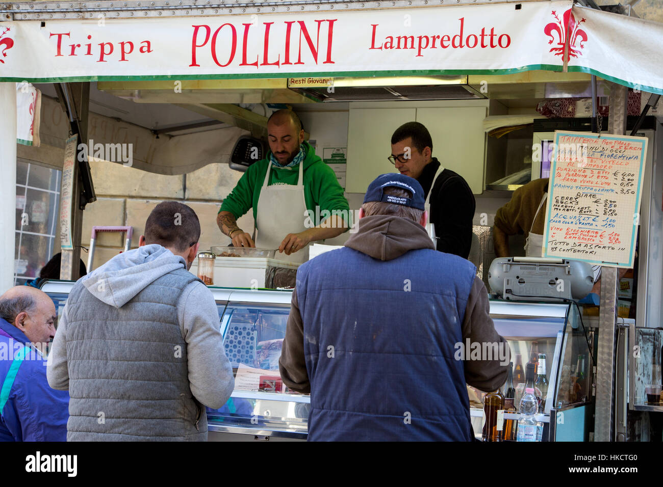 Les clients en attente d'être servi dans un stand qui vend des petits pains de tripes connu comme lampredotto à Florence Italie Banque D'Images
