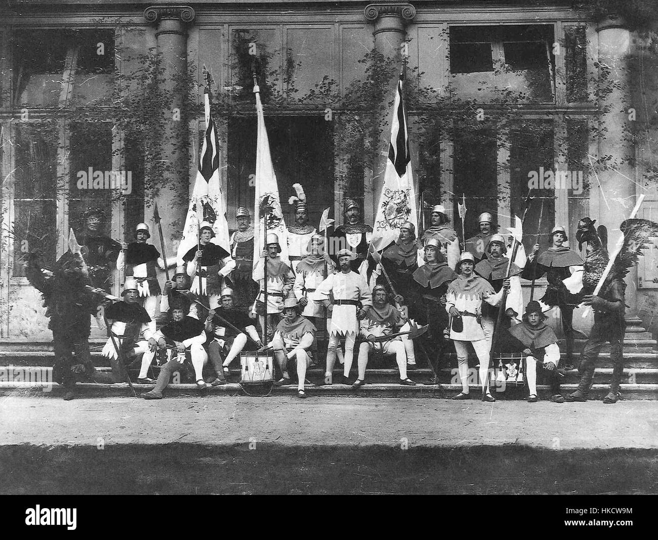 Le tableau 'Basel Vereinigungsfeier Sommercasino 1892' commémore la célébration syndicale à Bâle, en Suisse. L'œuvre reflète l'importance culturelle et historique de l'événement organisé dans le Sommercasino de la ville, reflétant la tradition de la ville en matière de rassemblements sociaux et culturels. Banque D'Images
