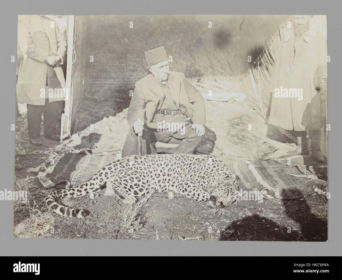 Cette photographie vintage capture Mozaffar al-DIN Shah, le souverain persan, assis au-dessus d'un léopard qu'il a chassé. Il fait partie d’une série de 274 photographies documentant le règne et le mode de vie du Shah. Banque D'Images
