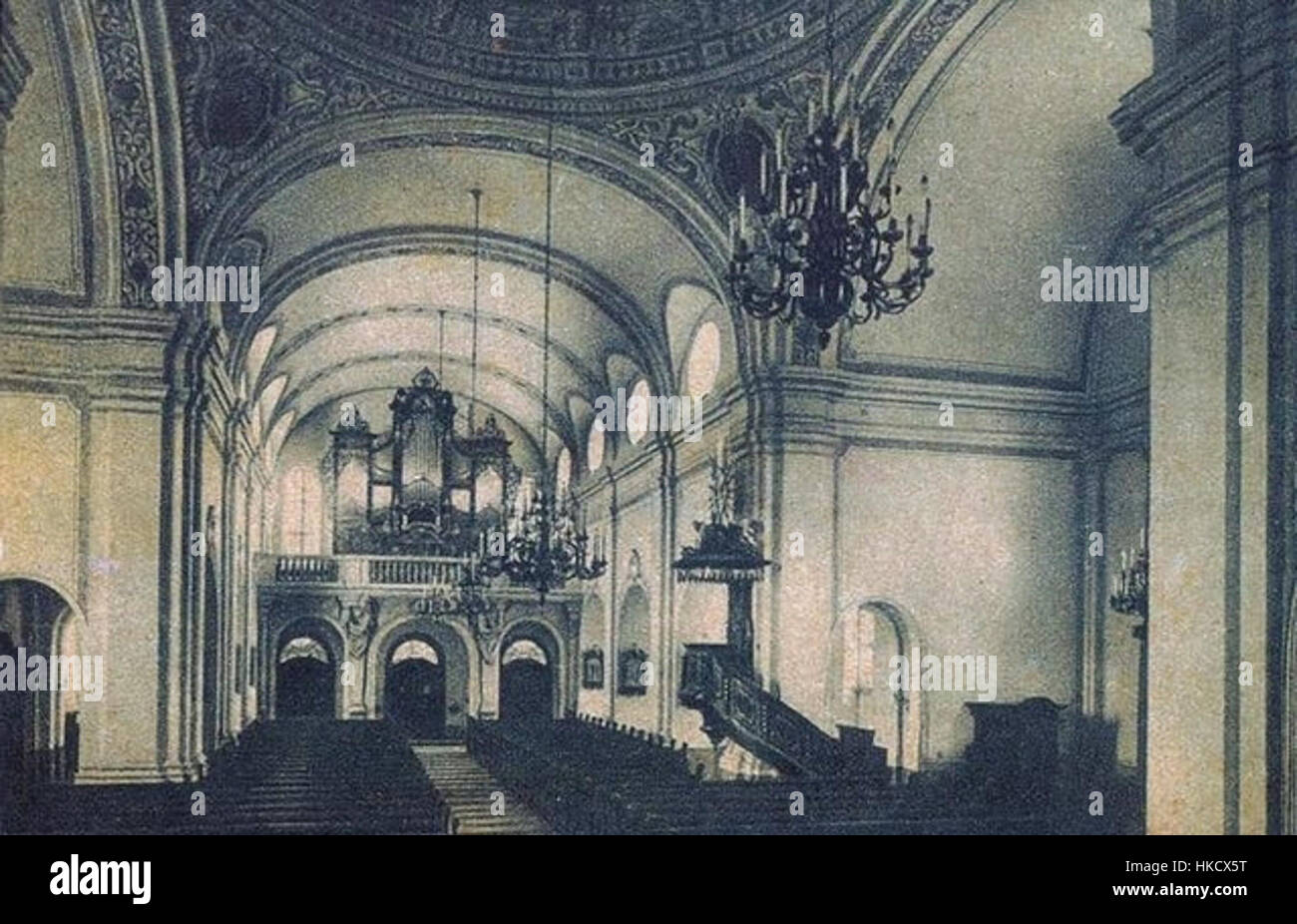 Cette photographie de 1925 de l’intérieur de l’église NSPJ (composée Peter and Paul) à Bydgoszcz, en Pologne, capture l’architecture élaborée et le symbolisme religieux qui caractérisent la conception de l’église au début du XXe siècle. Banque D'Images