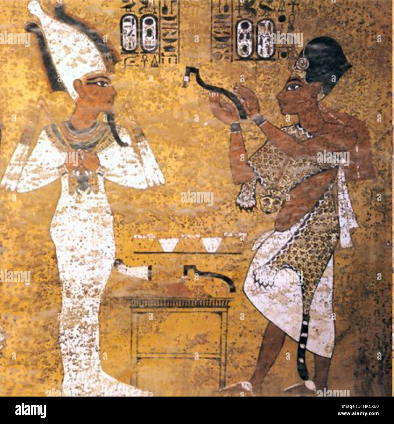 Cette scène égyptienne antique représente l'ouverture de la cérémonie de la bouche, exécutée pour Toutankhamon et sa femme Aja. La peinture illustre l'important rituel religieux qui a permis au défunt d'accéder à l'au-delà. Banque D'Images