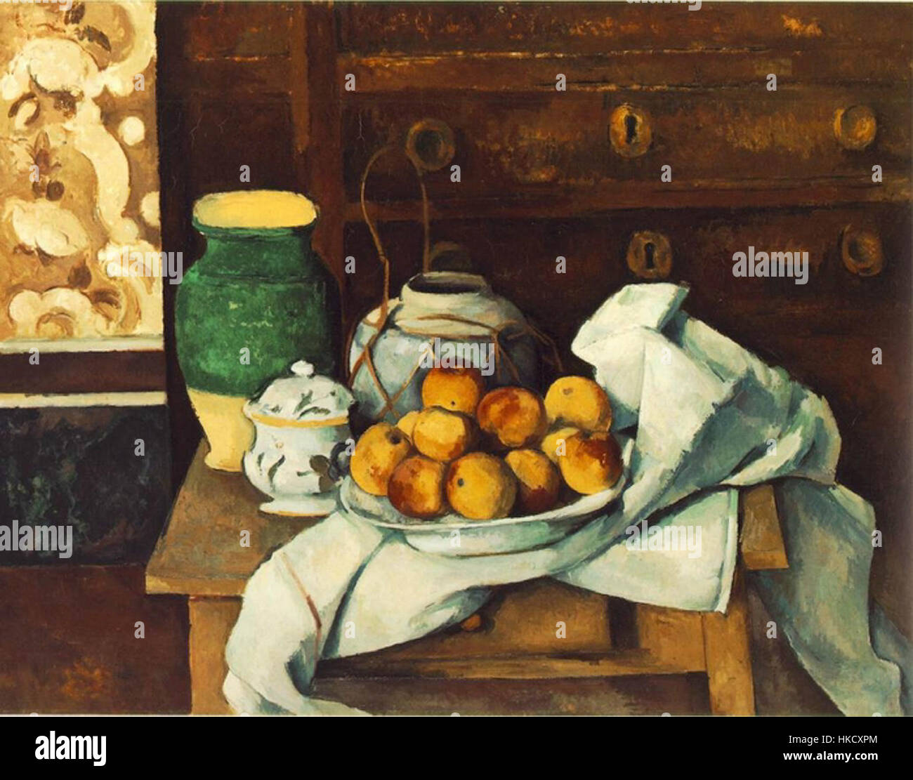 La nature morte avec commode de Cézanne est une peinture à l'huile classique qui présente un arrangement détaillé d'objets, capturant la maîtrise de Cézanne dans la nature morte. La peinture est un excellent exemple de l'art historique, mêlant réalisme et techniques des beaux-arts. Banque D'Images