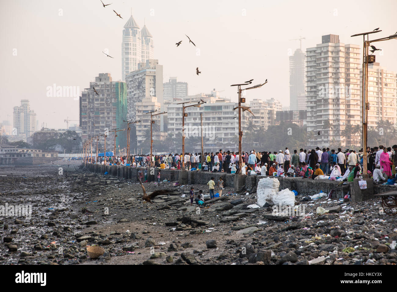 Les gens sur le chemin d'Haji Ali Dargah, une mosquée islamique et de la tombe de Mumbai (Bombay), Inde. Banque D'Images