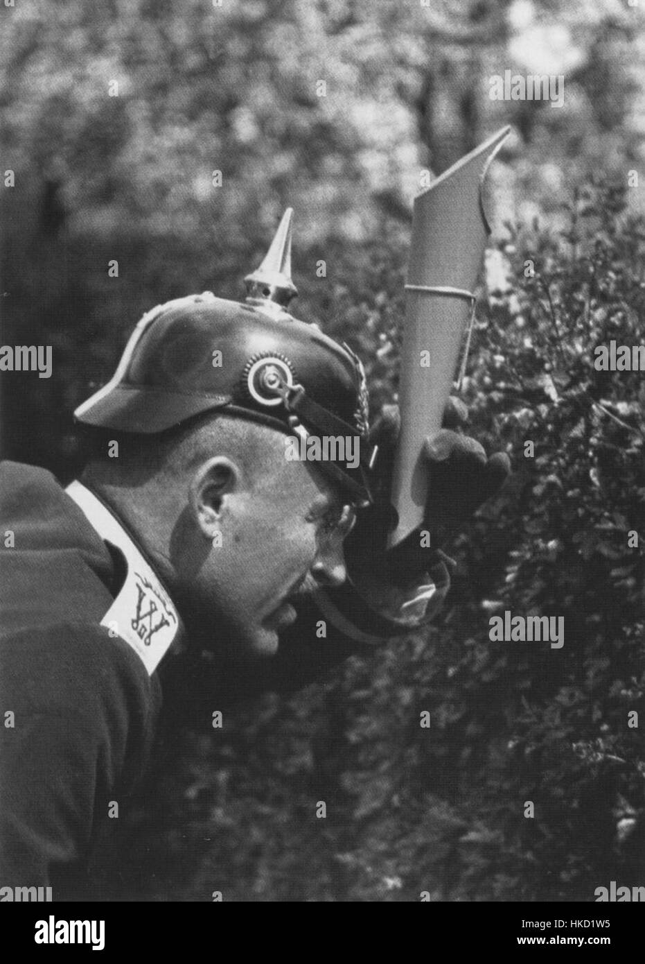 Oskar Barnack, un officier et inventeur allemand, est connu pour son rôle dans le développement de la caméra Leica. Cette image le dépeint lors de son travail avec les premières technologies photographiques qui ont révolutionné l'industrie de l'appareil photo. Banque D'Images