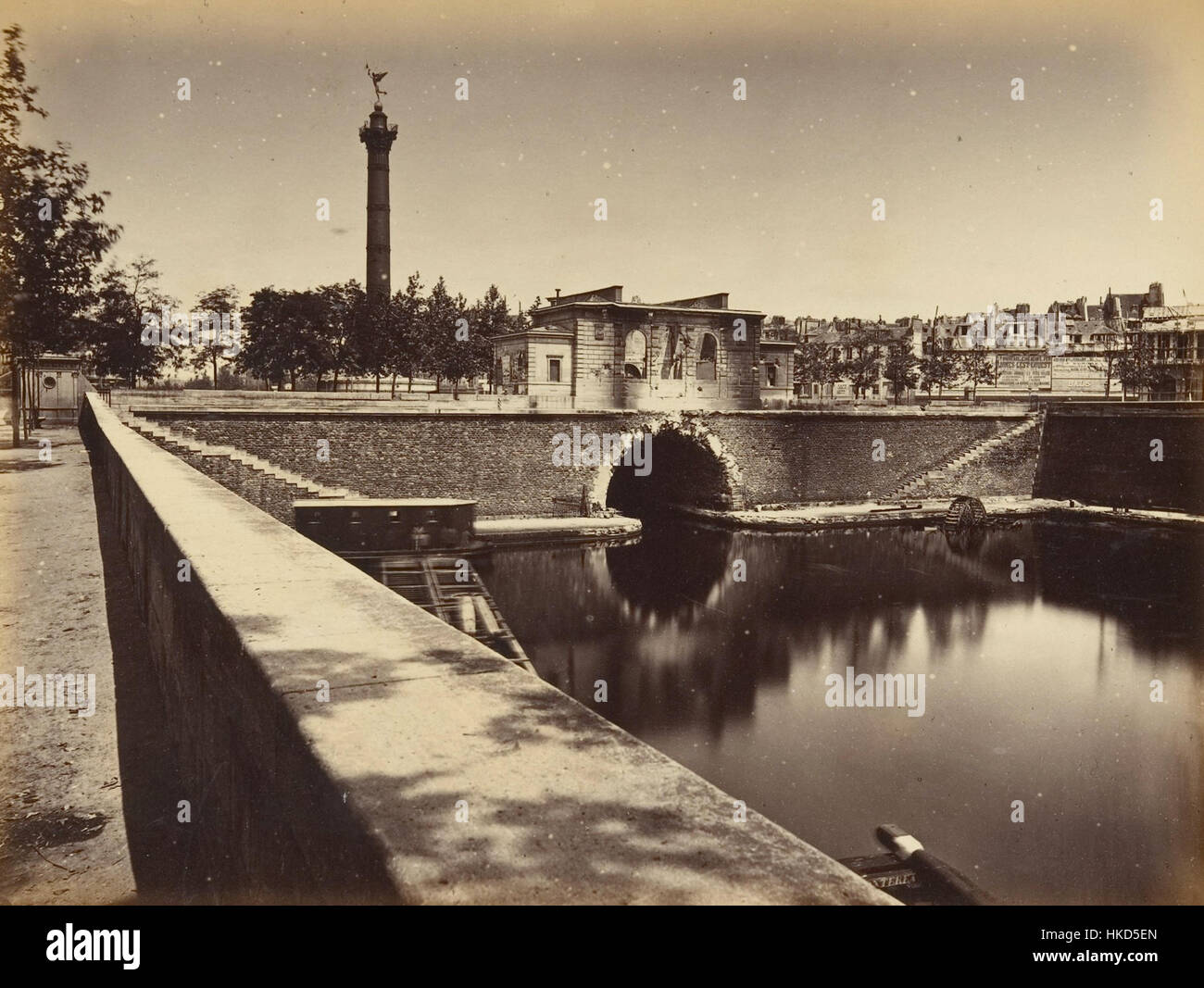 Cette collection photographique, 'les ruines de Paris et de ses environs', de 1870-1871 capture les ruines de Paris pendant la guerre franco-prussienne. Les images offrent un portrait frappant de la dévastation de la ville et de l’impact de la guerre sur les paysages urbains. Banque D'Images