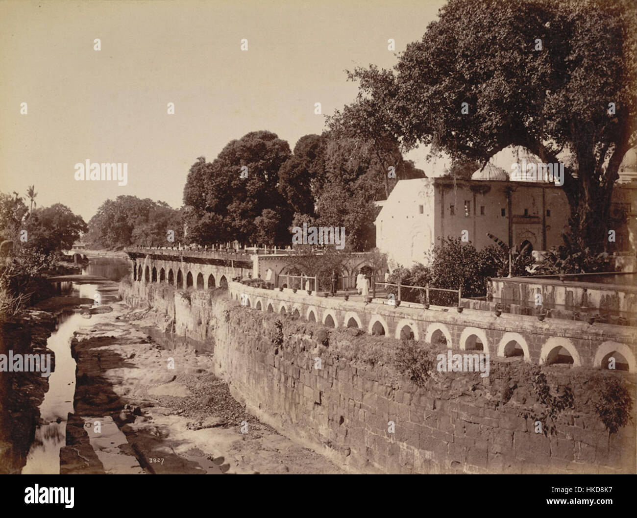 Le Panchakki, situé à Aurangabad, en Inde, est un moulin à eau historique construit au 17ème siècle. Il est connu pour son système hydraulique innovant qui a alimenté une grande roue à eau, utilisée pour moudre le grain pour la communauté locale. La structure met en valeur l'ingénierie et l'architecture anciennes. Banque D'Images