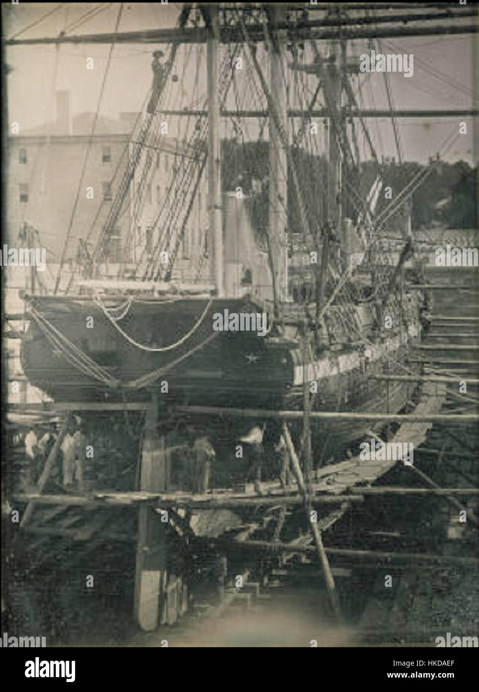 Cette photographie de 1852 de Southworth & Hawes représente la mise en cale sèche du Sloop of War à Boston. La photo met en évidence les aspects techniques de l'entretien des navires de guerre au milieu du XIXe siècle, offrant un aperçu de l'histoire maritime et des pratiques de construction navale à cette époque. Banque D'Images