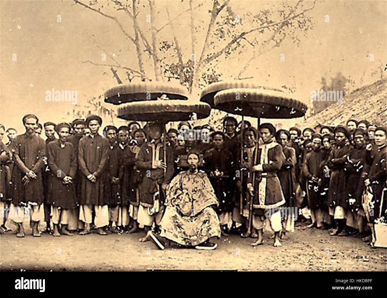 Cette peinture à l'huile d'un artiste inconnu représente TongDoc, une figure éminente de Hanoi, entourée de son entourage. La peinture capture l'élégance et la signification historique de la scène, reflétant le patrimoine culturel du Vietnam à la fin du XIXe siècle. Banque D'Images