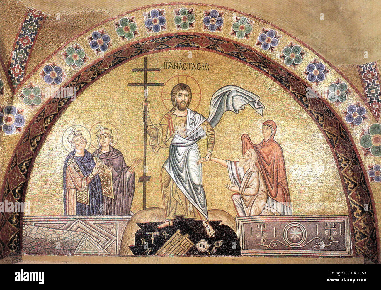 La fresque « Harrowing of Hell » sur le mur est du narthex au monastère Hosios Loukas représente la descente du Christ en enfer pour libérer les justes. Cette œuvre byzantine du XIe siècle illustre le récit théologique vivant et démontre les éléments stylistiques de l'iconographie byzantine, avec un symbolisme riche et des détails complexes. Banque D'Images