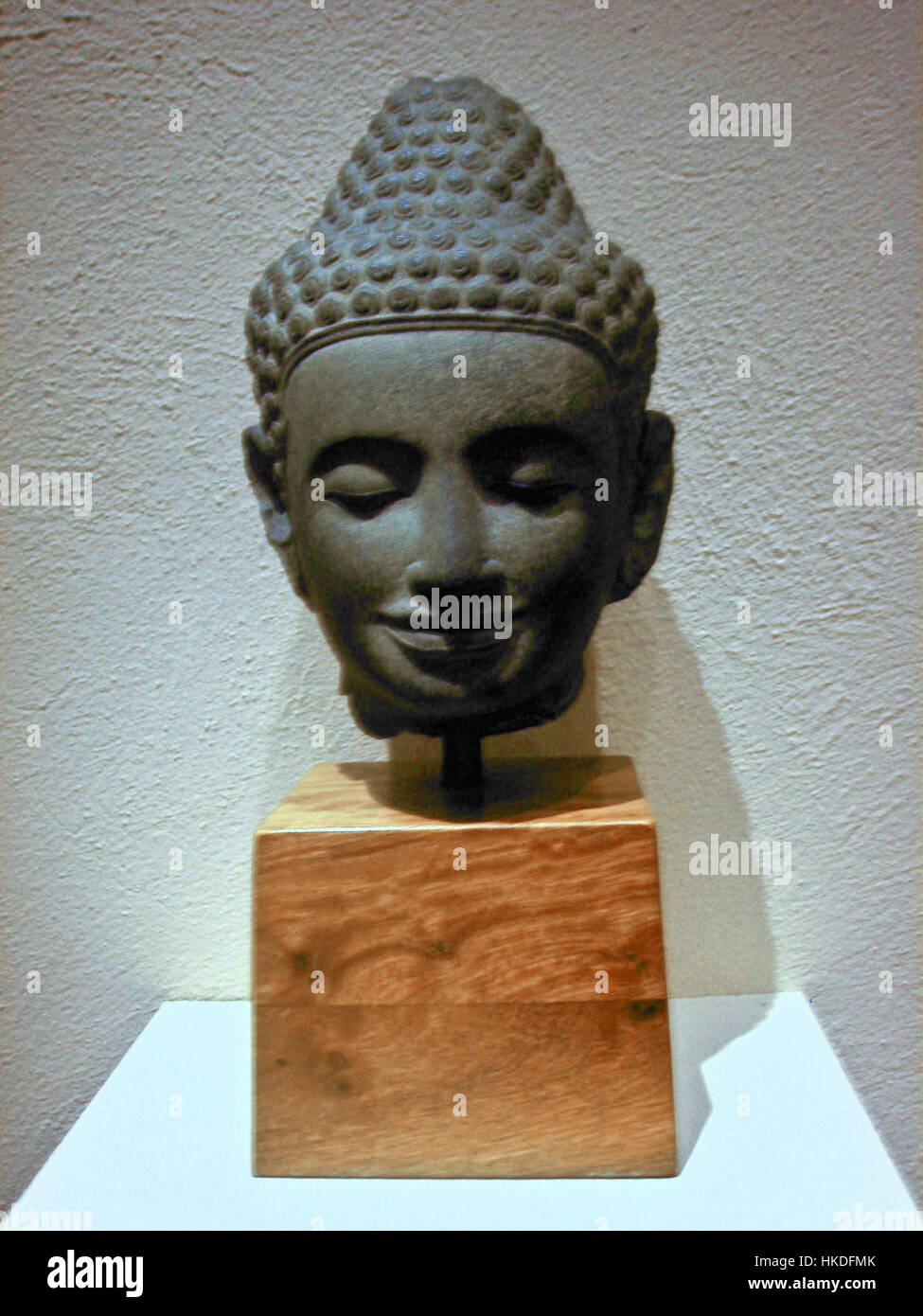 Cette sculpture de Bouddha cambodgien du XIe siècle illustre les traditions religieuses et artistiques de la civilisation khmère. Il est connu pour son artisanat raffiné et représente la signification culturelle et spirituelle de l'époque. Banque D'Images