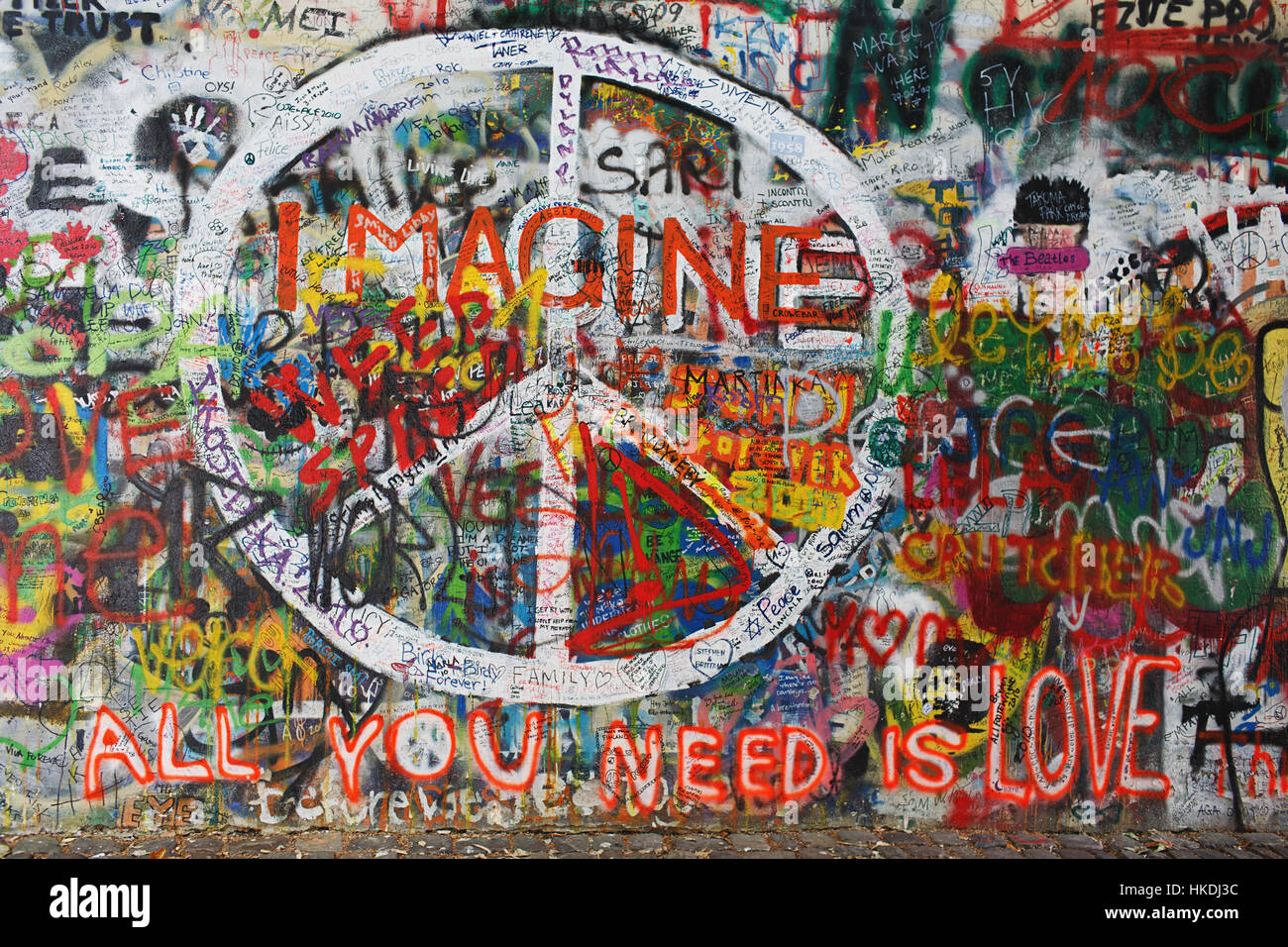 Graffitis colorés sur mur avec peace sign Banque D'Images