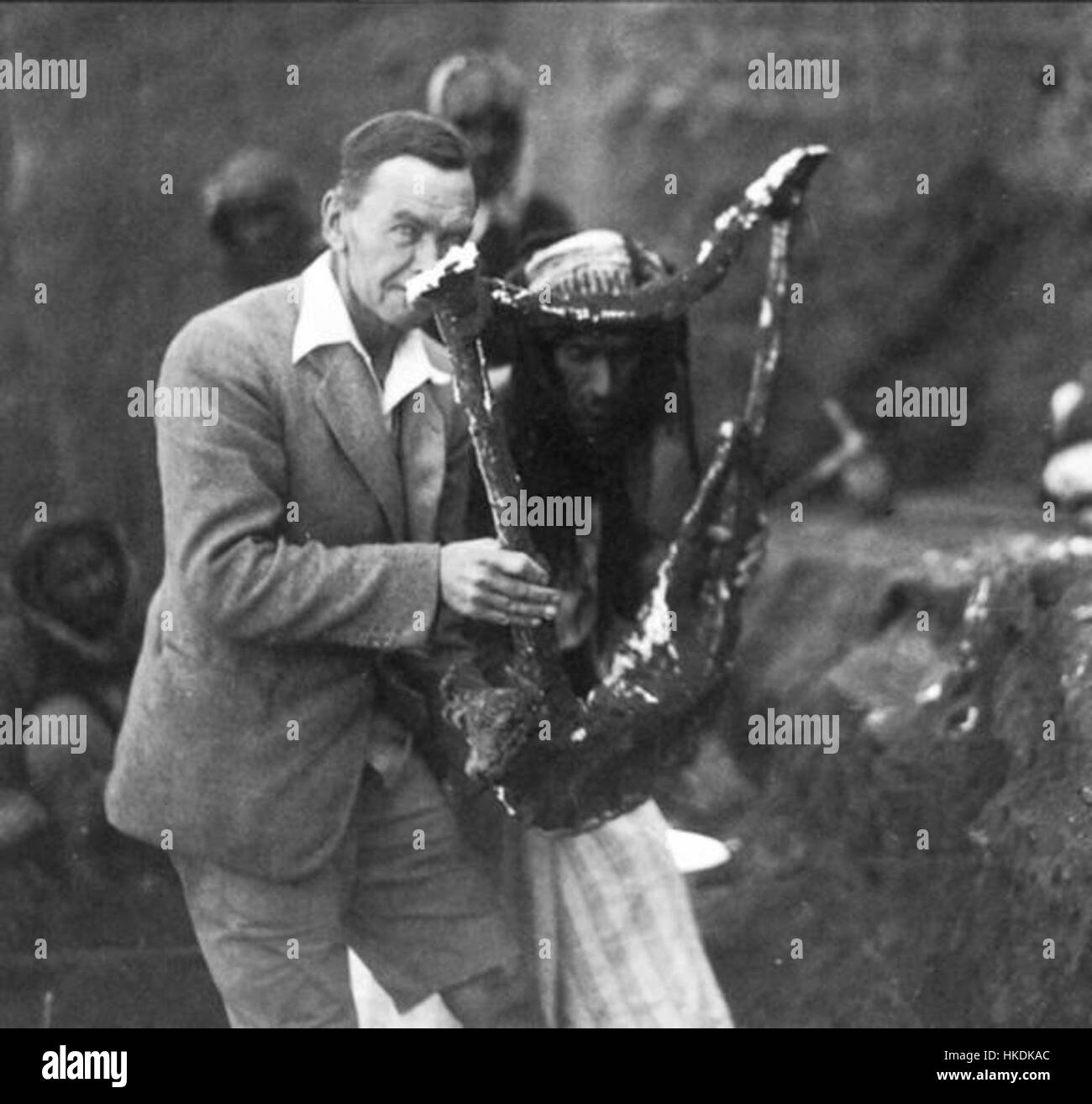 Cette image historique montre Woolley tenant un moule en plâtre durci d'une ancienne lyre. Le moule a été créé dans le cadre des efforts archéologiques pour préserver et étudier les instruments de musique anciens de la Mésopotamie. Banque D'Images