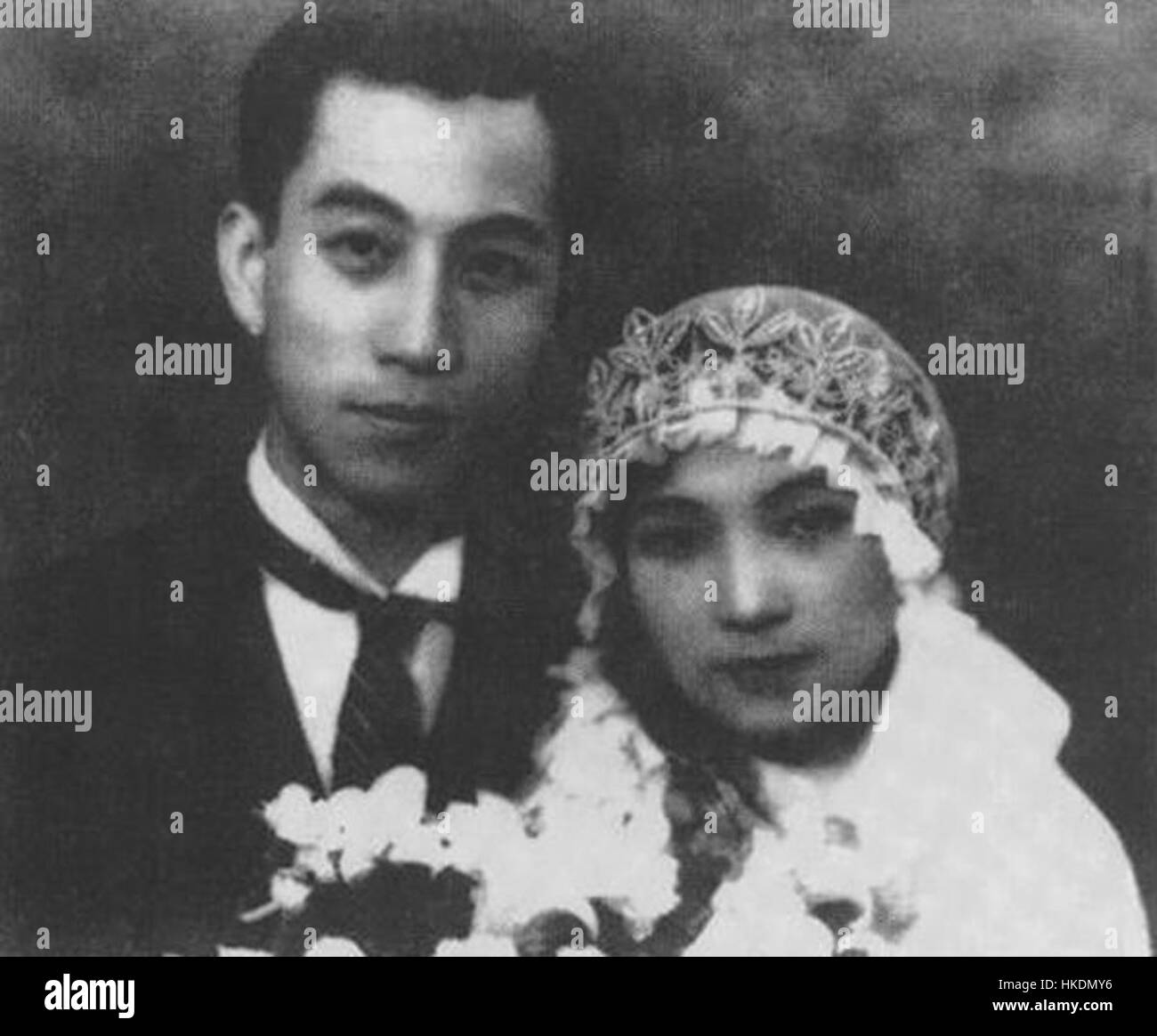 Cette photo de mariage vintage de Mu Shiying représente un mariage chinois traditionnel, mettant en valeur la tenue culturelle et les coutumes de l'époque, reflétant la riche histoire des cérémonies chinoises. Banque D'Images