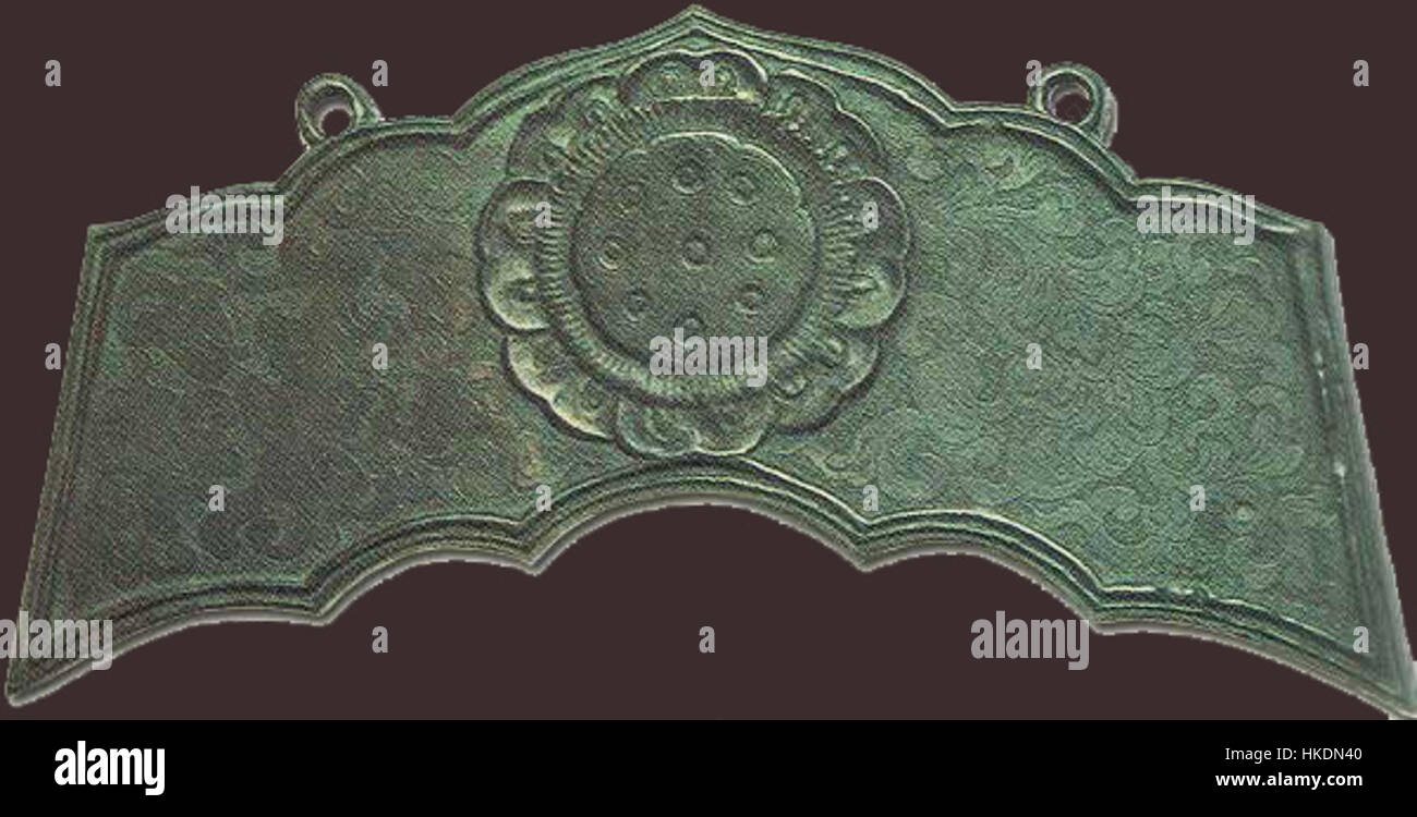 Cette œuvre d'art intitulée 'Hosoge Flower Gong' représente un motif floral japonais traditionnel, souvent associé à des images bouddhistes. La pièce reflète le style artistique de son époque, mêlant nature et symbolisme religieux. Banque D'Images