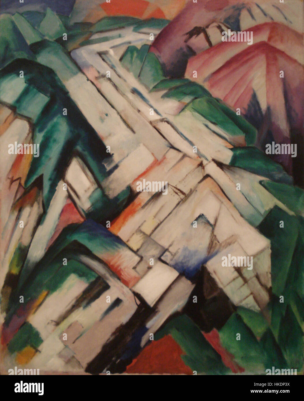 *Gebirge ou Steiniger Weg* de Franz Marc est une peinture expressionniste, caractérisée par son utilisation vibrante de la couleur et sa représentation abstraite du terrain montagneux. Le travail de Marc est connu pour son intensité émotionnelle et son utilisation symbolique de la nature pour exprimer le conflit humain intérieur. Banque D'Images