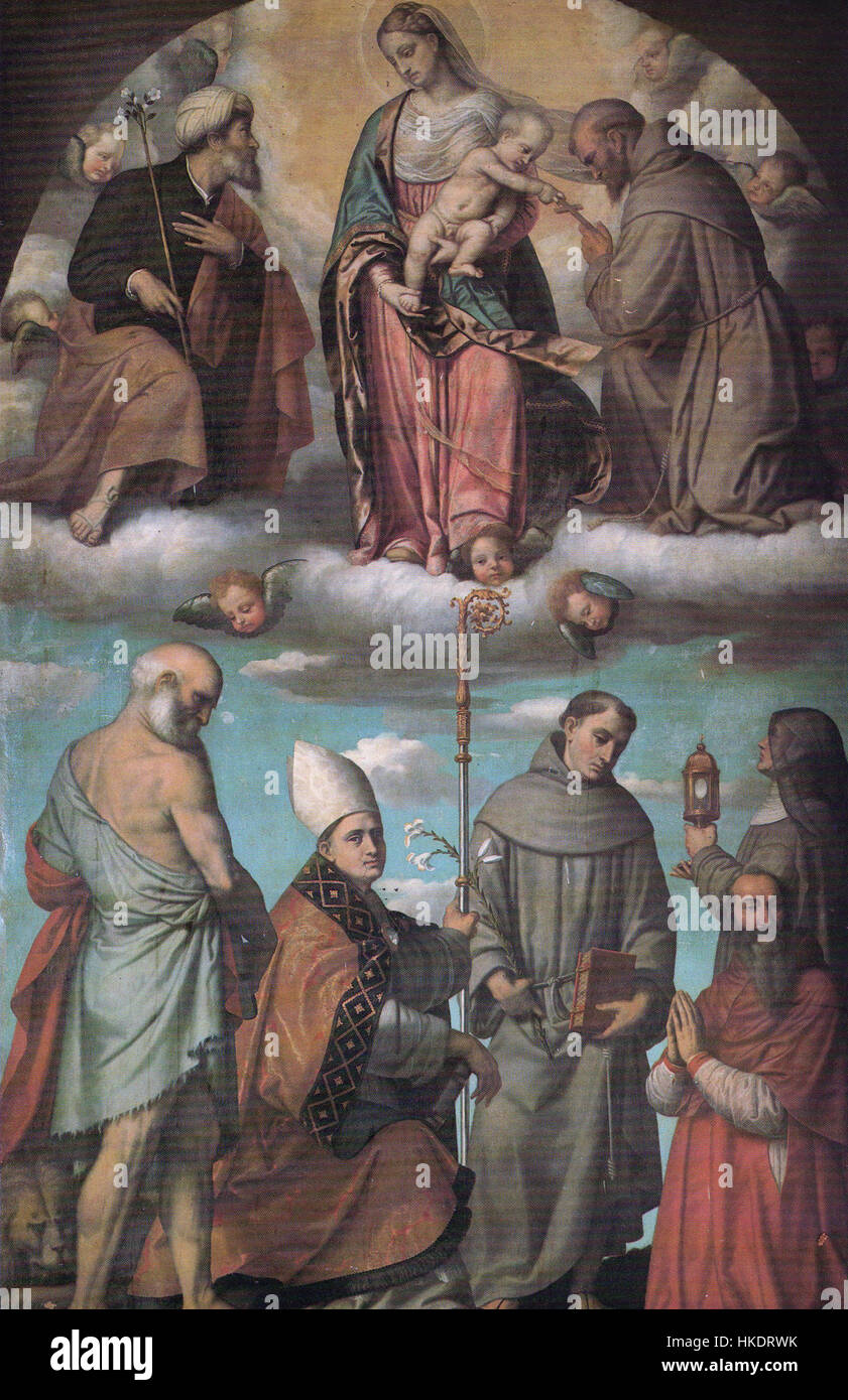 Cette peinture religieuse représente la Vierge à l'enfant dans la gloire, entourée de saints dont Joseph, François d'assise, Jérôme, Louis de Toulouse, Antoine de Padoue, Clare, et le cardinal Uberto Gambara. L'œuvre représente le thème chrétien de vénération et de dévotion aux figures religieuses clés de la tradition catholique. Banque D'Images