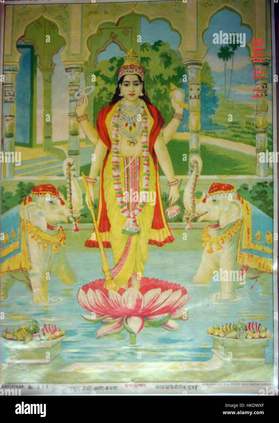*Kamalakara Vishnu* est une ancienne sculpture indienne du Dieu hindou Vishnu, représentée avec un lotus, symbolisant la pureté et l'autorité divine. L'œuvre reflète des thèmes religieux dans la culture indienne et le rôle de Vishnu dans l'hindouisme. Banque D'Images