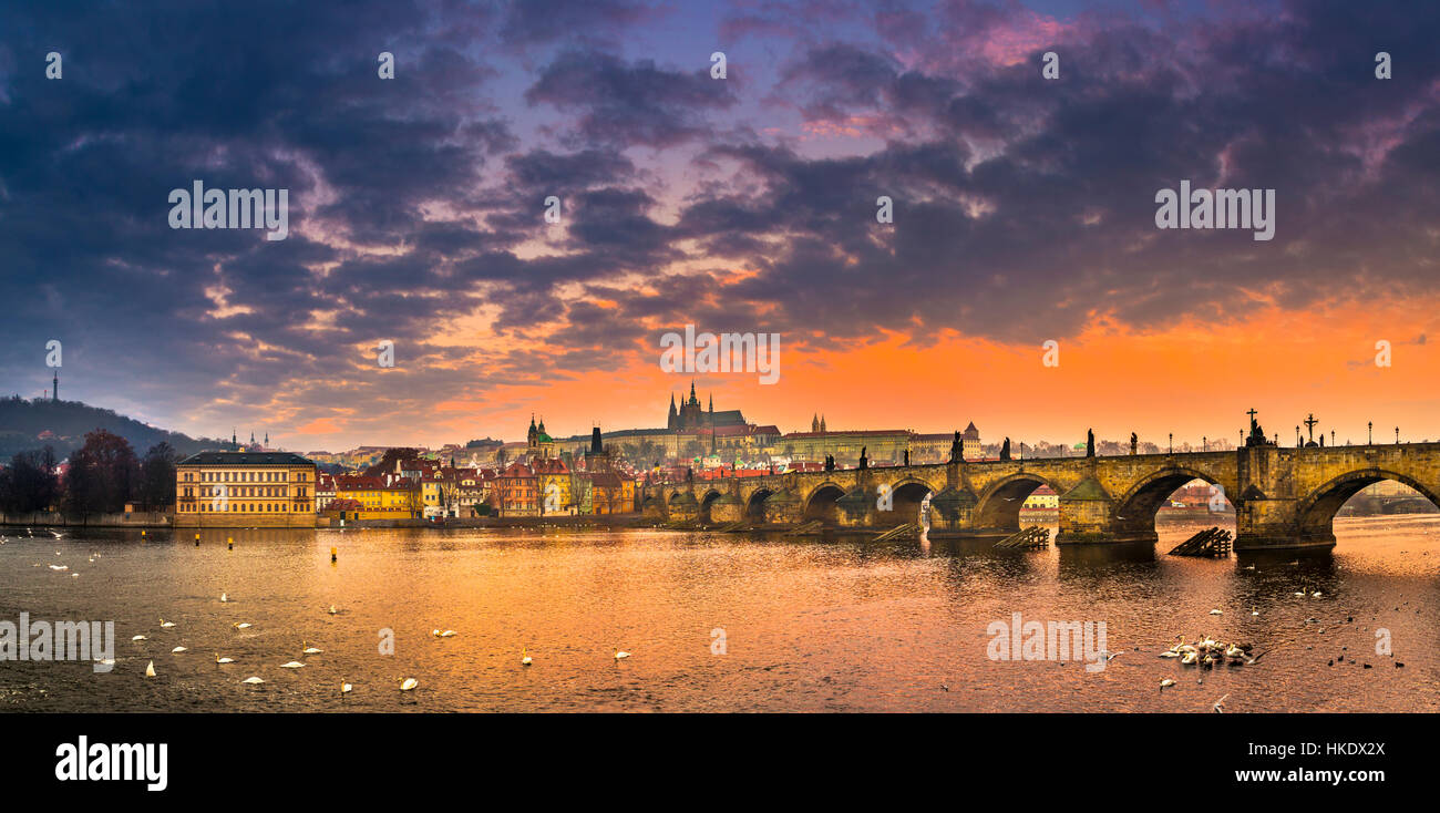 La Moldavie, le Pont Charles, La Cathédrale Saint-Guy, au Château de Prague, le lever du soleil, Hradčany, centre historique, Prague, la bohême Banque D'Images