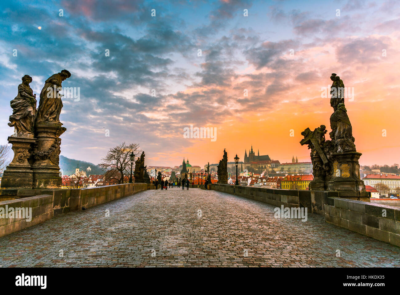 La Moldavie, le Pont Charles, La Cathédrale Saint-Guy, au Château de Prague, le lever du soleil, Hradčany, centre historique, Prague, la bohême Banque D'Images