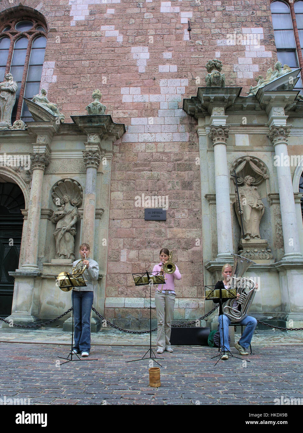 La musique de rue en face de l'église Saint Pierre à Riga Lettonie Banque D'Images