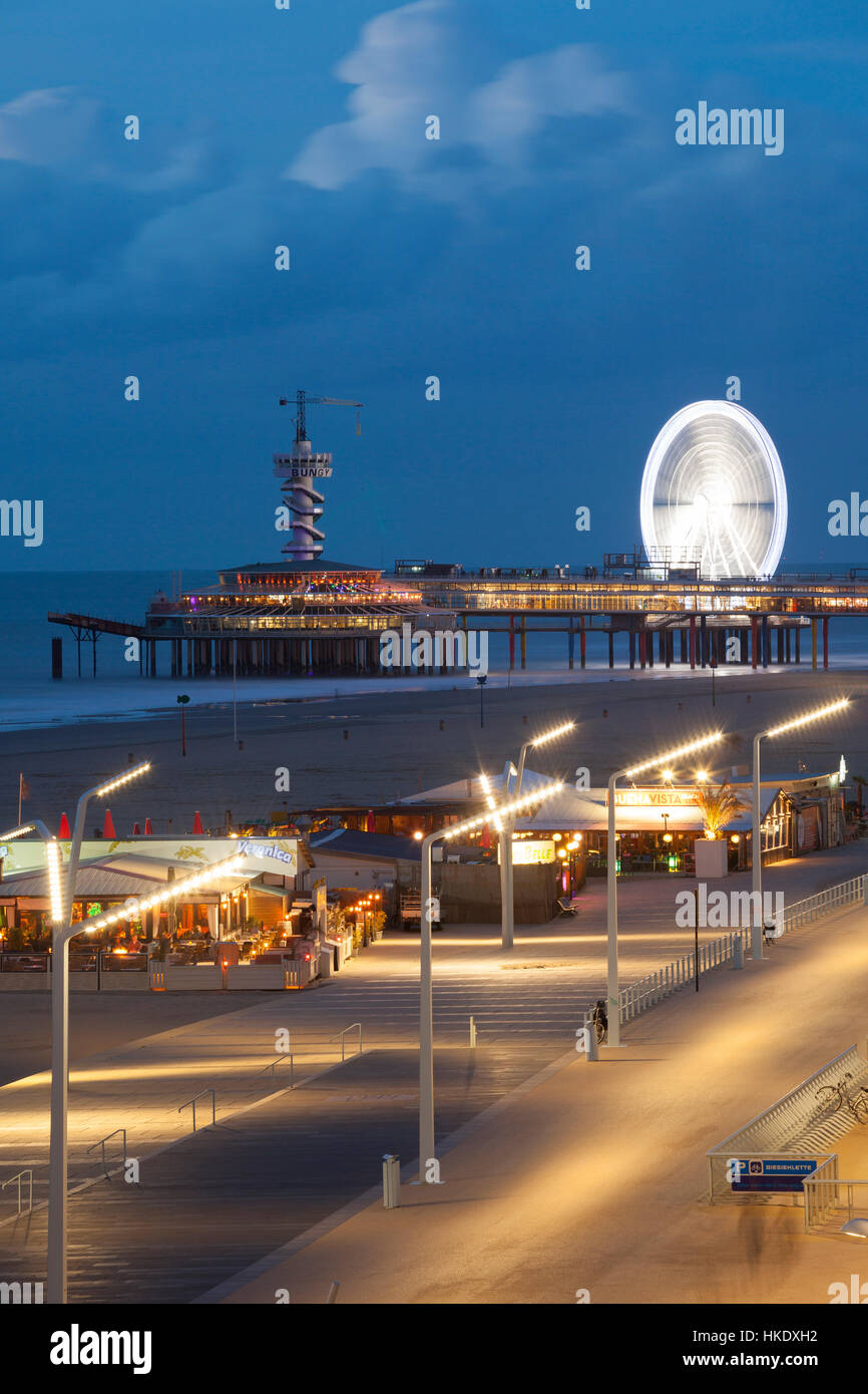 Beach Boardwalk sur la jetée de nuit, Scheveningen, à La Haye, Hollande, Pays-Bas Banque D'Images