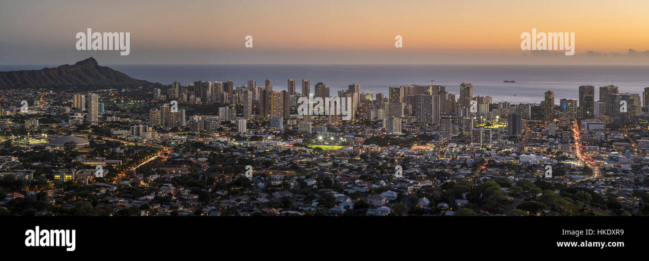 Vue de la Tête du Diamant et Waikiki au crépuscule de tantale dur surplombent à Honolulu. Banque D'Images