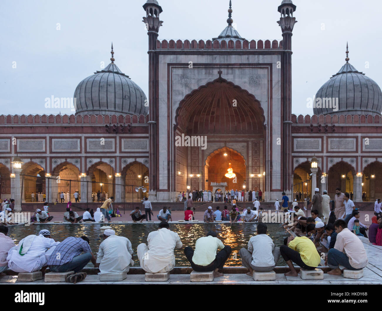Delhi, Inde - 2 août 2014 hommes musulmans : nettoyer les pieds avant d'entrer dans la célèbre mosquée Jama dans Old Delhi en Inde capitale. Banque D'Images